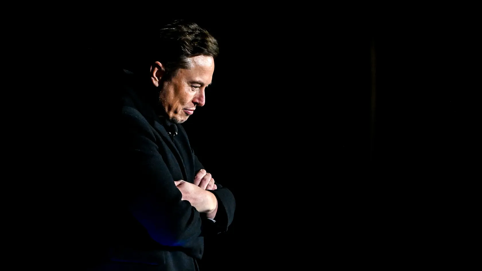 Elon Musk átverte a befektetőit egy Twitter-üzenettel, most menekül az esküdtszék elől