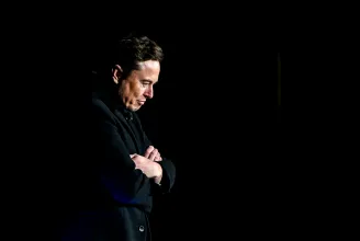 Elon Musk átverte a befektetőit egy Twitter-üzenettel, most menekül az esküdtszék elől
