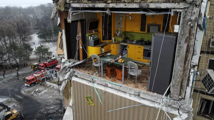 La cocina de un apartamento gravemente dañado por un ataque con misiles rusos en Dnipro, 15 de enero de 2023 - Foto: Jan Dobronosov/Reuters