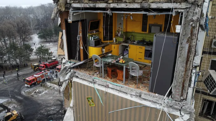 Egy orosz rakétacsapás által súlyosan megrongált lakás konyhája látható Dnyipróban, 2023. január 15-én – Fotó: Yan Dobronosov / Reuters