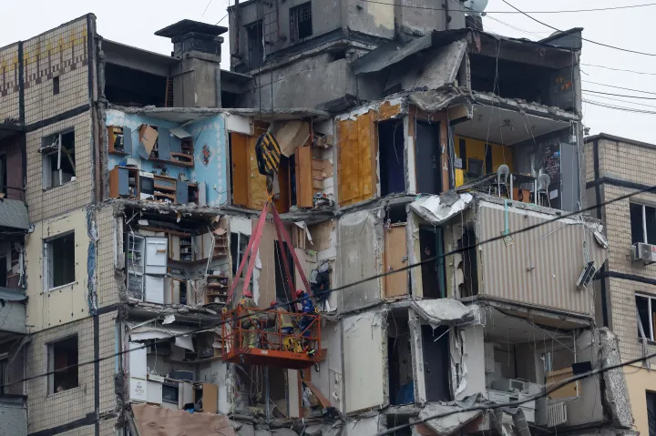 Los equipos de rescate trabajan entre los escombros de un edificio de apartamentos en Dnipro el 16 de enero de 2023 - Foto: Clodagh Kilkoen/Reuters