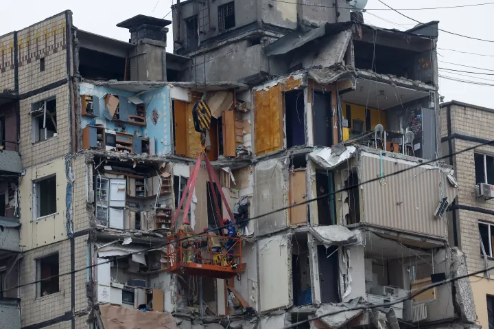 Rescue teams work through the rubble of an apartment building in Dnipro on January 16, 2023 - Photo: Clodagh Kilkoen/Reuters