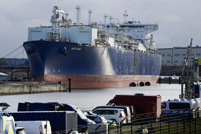 A Neptune nevű úszó tároló és újragázosítási egység (Floating Storage and Regasification Unit, FSRU) a lubmini kikötőben, a lubmini Deutsche Ostsee cseppfolyósított földgáz (LNG) terminál hivatalos üzembe helyezése előtt, 2023. január 14-én. John Macdougall / AFP