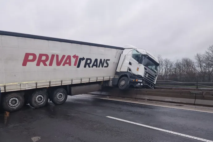 Keresztbe fordult egy kamion az M3-ason, útzárat okozott Gödöllőnél