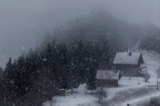 Hóviharok és erős szél miatt vörös- és narancsjelzésű riasztást adtak ki a hegyekben