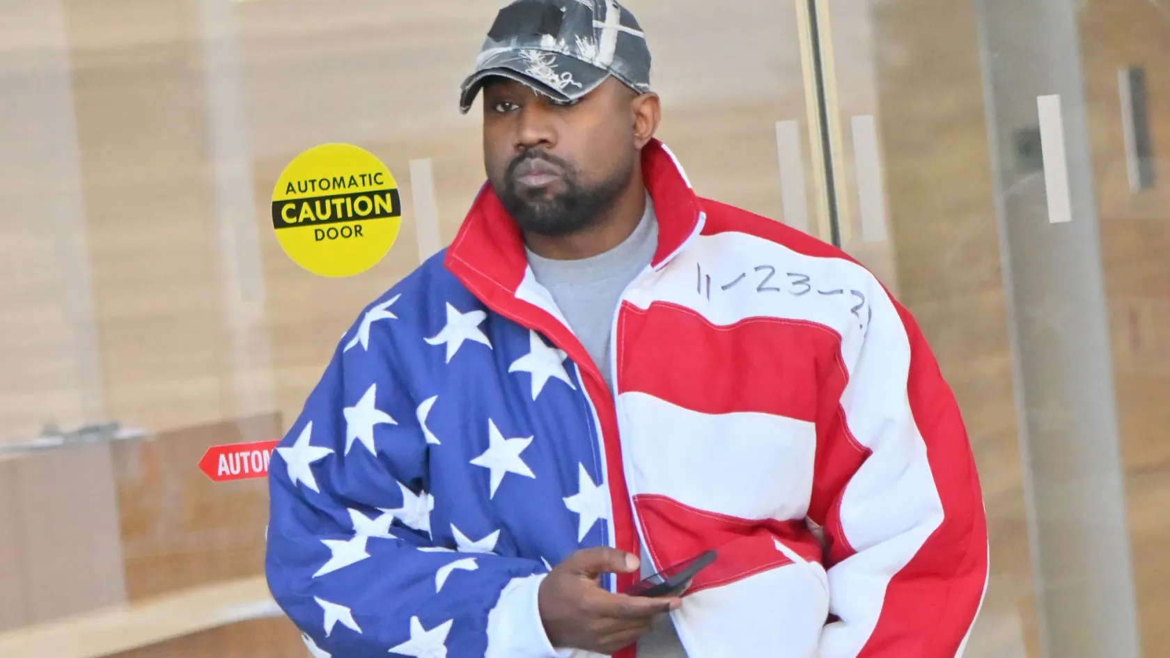 Kanye West ügyvédjei újsághirdetésekben közölték vele, hogy ki van rúgva
