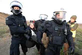 Rendőrök vitték el Greta Thunberget egy németországi lignitbányától