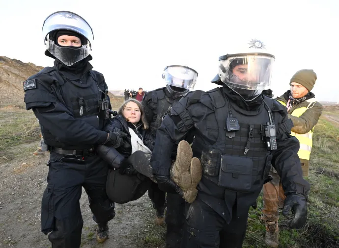 Rendőrök viszik ki Greta Thunberg svéd klímaaktivistát a Garzweiler lignitbánya széléről – Fotó: Roberto Pfeil / dpa / AFP