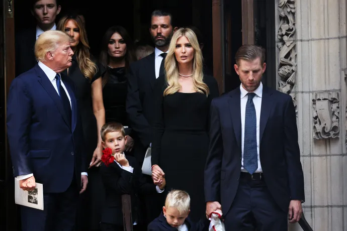 Donald Trump és gyermekei, Ivanka Trump, Eric Trump, valamint ifjabb Donald Trump 2022 júliusában Ivana Trump temetésén – Fotó: Michael M. Santiago / AFP