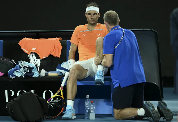 Rafael Nadal sérüléssel küzdve kiesett az Australian Open második fordulójában, így nem tudta megvédeni címét – Fotó: Manan Vatsyayana / AFP