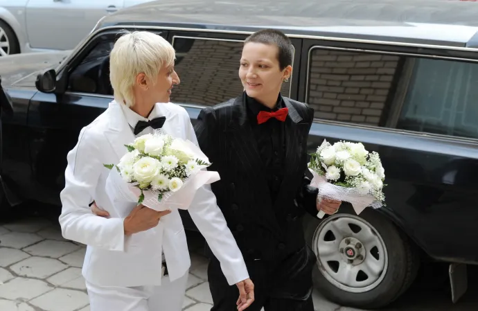 Irina Fedotova (balra) és Irina Shapitko (jobbra) belép egy anyakönyvi hivatalba Moszkvában, 2009. május 12-én. Oroszország első melegházasságának bejegyzését ekkor elutasították – Fotó: Dmitry Kostyukov / AFP