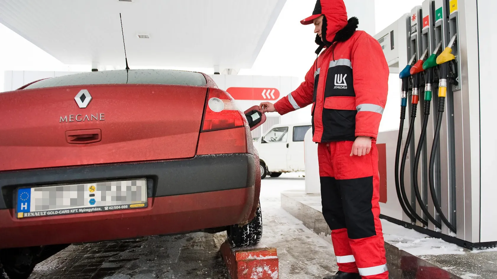 Hogyan fér a legtöbb üzemanyag az autó tankjába és miért nem érdemes trükközni?