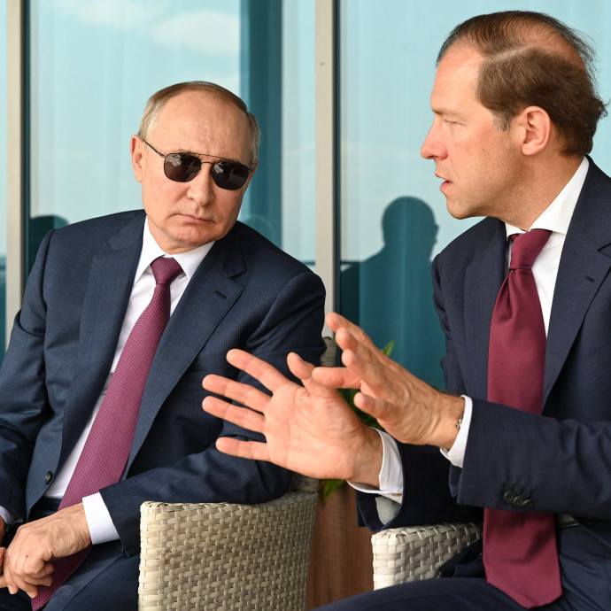 Nem csak a színház kedvéért szégyenítette meg Putyin a miniszterét