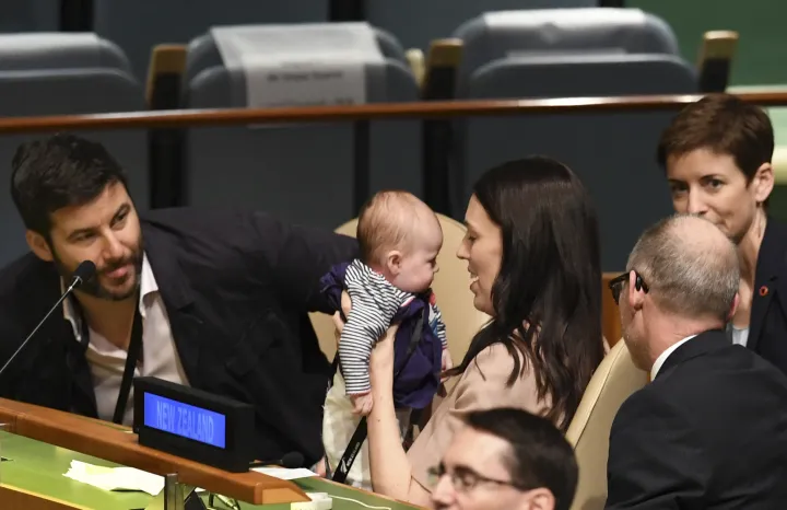 Jacinda Ardern három hónapos kislányával, Neve-vel és vőlegényével a 2018-as ENSZ-közgyűlésen – Fotó: Don Emmert / AFP