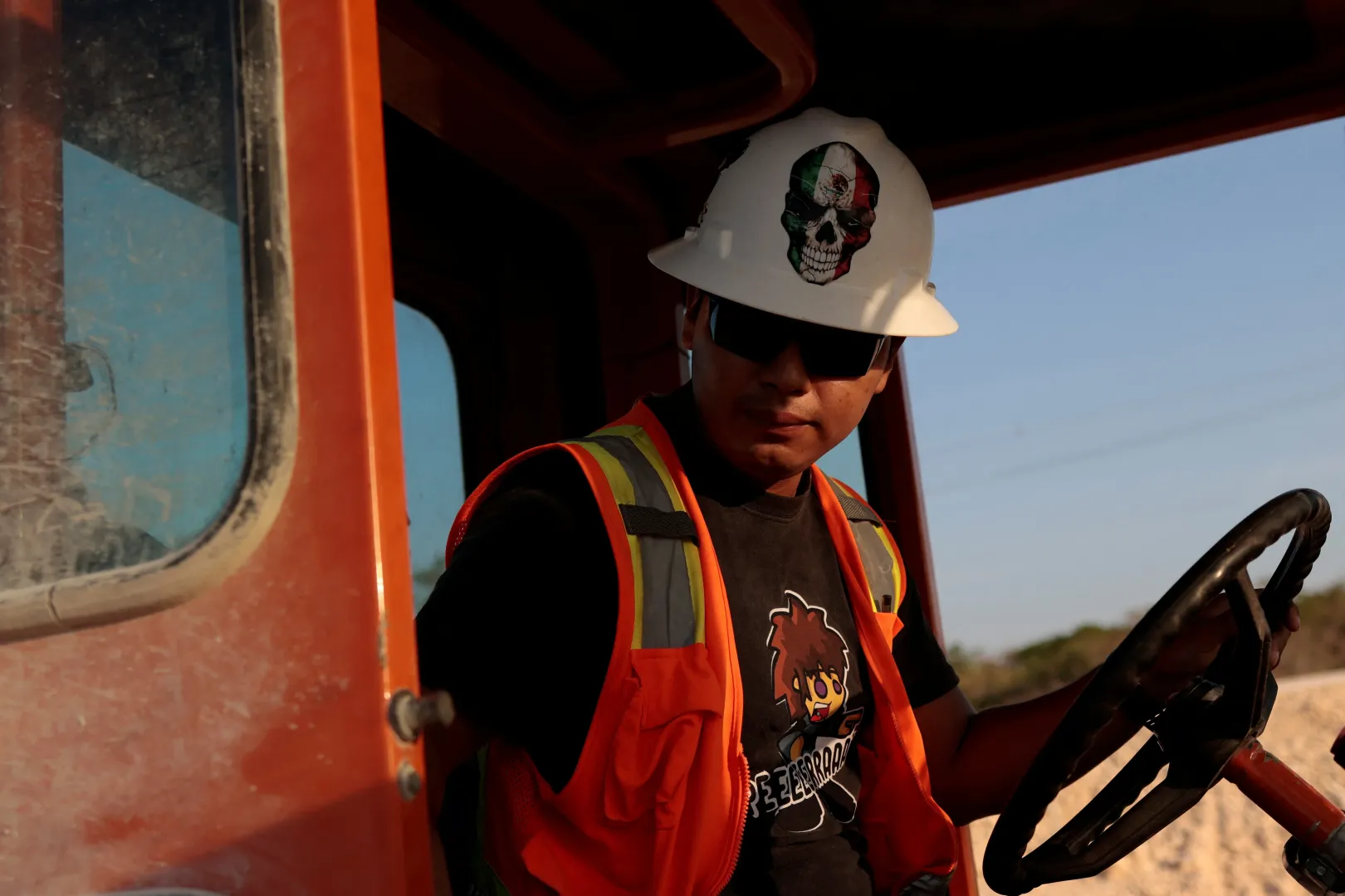 Oscar Uc-Pool gépkezelő dolgozik a vasútvonal építkezésén a mexikói Tenabóban – Fotó: Jose Luis Gonzalez / Reuters