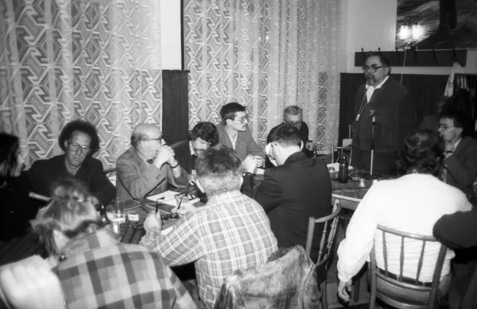 Mécs Imre 1988-ban, az asztal körül Szent-Iványi István és Kenedi János, a demokratikus ellenzék tagjai – Fotó: Philipp Tibor / Fortepan
