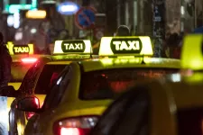 Sárga taxiból kiadott csomagok, kapualjban várakozó egyének – a VII. kerületi polgármester válaszai a kábítószer-terjesztő taxisokról