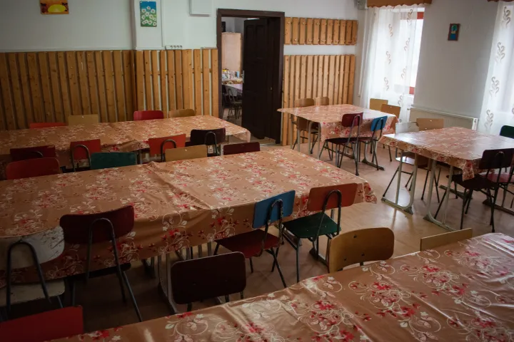 A málnási étkezde és az iskolapadon heverő kiflik – Fotó: Tőkés Hunor / Transtelex