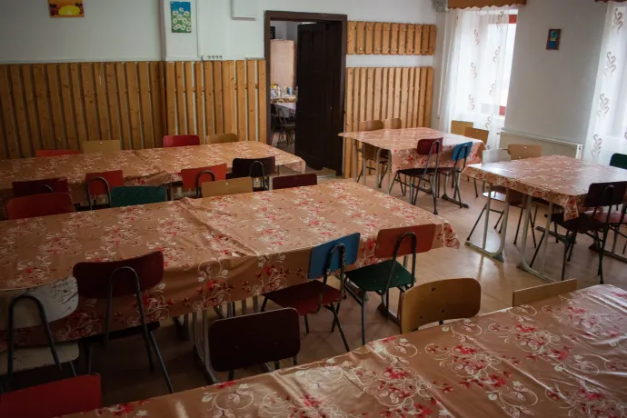 A málnási étkezde és az iskolapadon heverő kiflik – Fotó: Tőkés Hunor / Transtelex