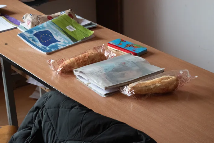A málnási étkezde és az iskolapadon heverő kiflik – Fotó: Tőkés Hunor / Transtelex
