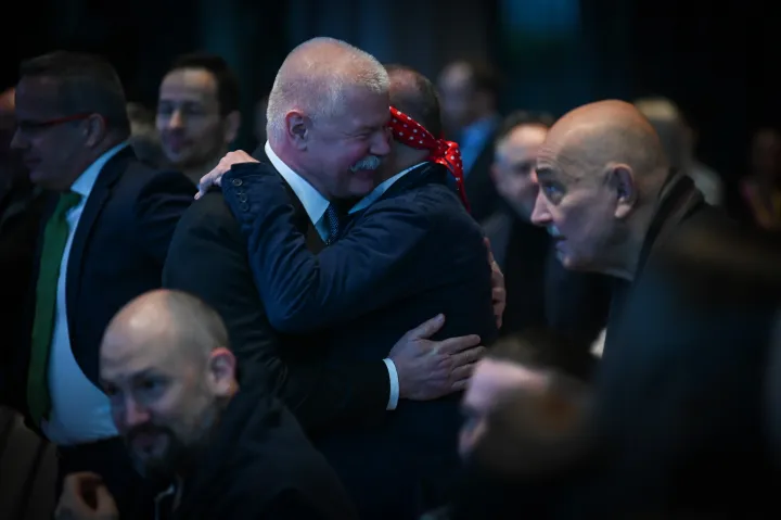 Csák János miniszter és Nagy Feró üdvözlik egymást – Fotó: Melegh Noémi Napsugár / Telex