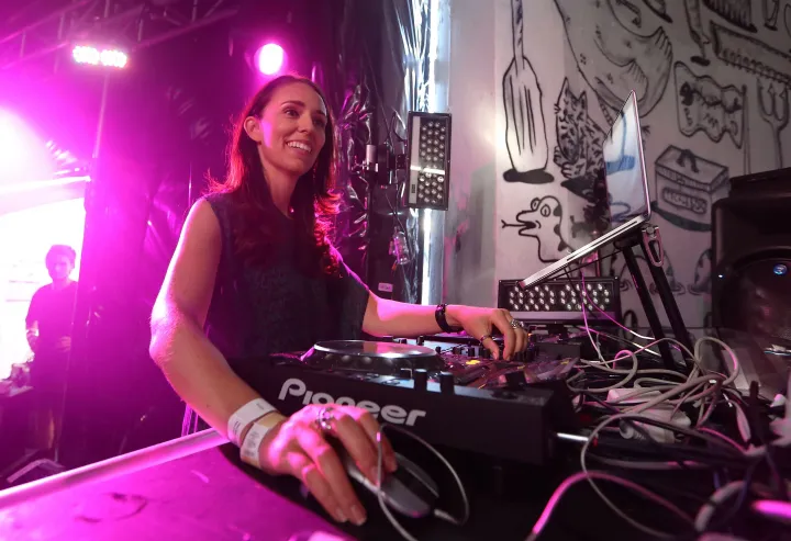 Jacinda Ardern munkáspárti képviselőként DJ-zik a Laneway Fesztiválon 2014. január 27-én az új-zélandi Aucklandben – Fotó: Fiona Goodall / Getty Images