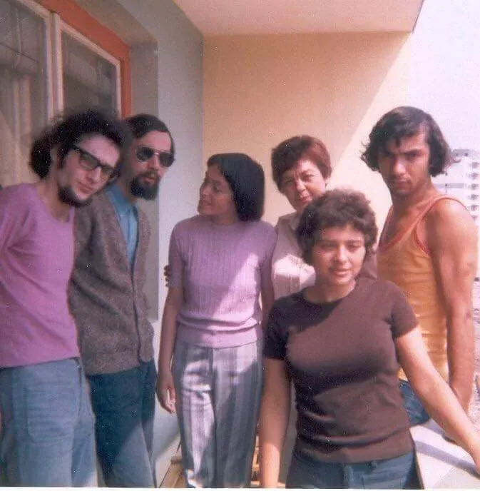 TGM (balról a második) barátai és első felesége, Fränkel Anna társaságában (középen), 1974-ben Kolozsváron – Fotó: Fóti Tamás személyes archívuma 