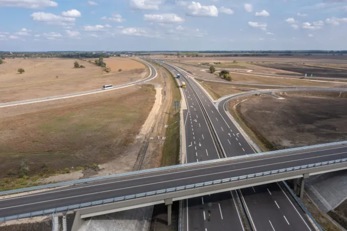 2021 szeptemberében az M44 gyorsforgalmi út Lakitelek–Tiszakürt közötti szakaszának utolsó, 3,2 km-es részét adták át – Fotó: NIF Zrt.