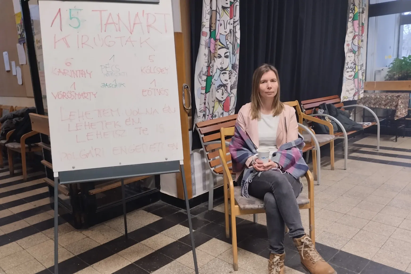 22 napja nem tart órákat az iskola folyosóján egyedül ülő tanárnő