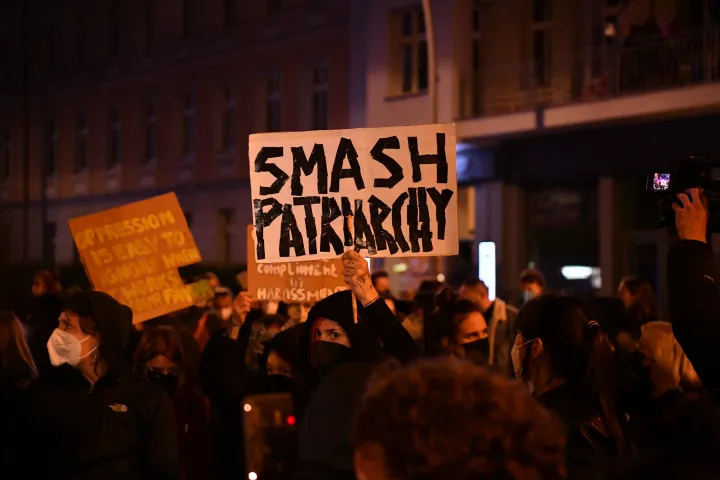 Amikor
előléptetés előtt megkérdik a kétgyermekes nőtől, hogy
mennyire számíthatnak rá...