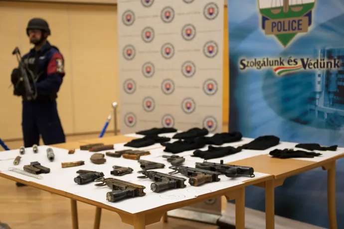 Az ügy kapcsán felderített fegyverek a rendőrség sajtótájékoztatóján – Forrás: Police.hu