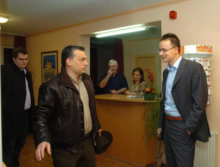 Orbán Viktor, a Fidesz elnöke megérkezik a debreceni Belvárosi Panzióba, ahol a párt elnöksége háromnapos kibővített ülést kezd 2008. január 28 -án. Jobbra Szijjártó Péter, a Fidesz szóvivője, balra a háttérben Nagy János, Orbán Viktor titkára – Fotó: Oláh Tibor / MTI