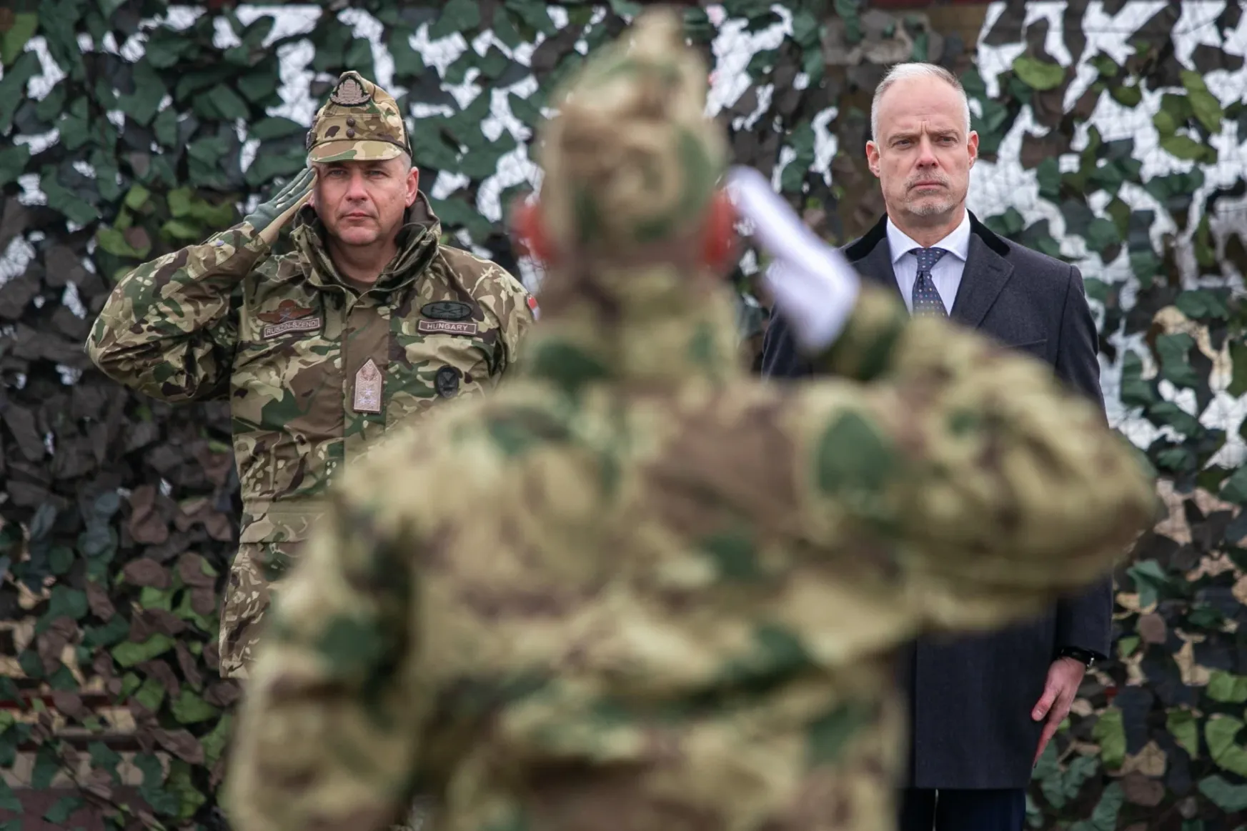 Sok katonatisztet eltávolítanak, egyesek NATO-mentesítést, mások észszerű reformot látnak