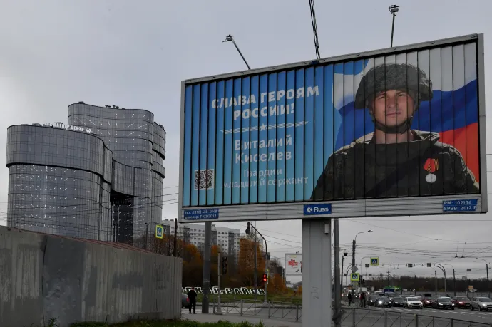 Toborzást hirdető plakát Moszkvában, a Wagner zsoldossereg központi épületének közelében – Fotó: Olga Maltseva / AFP 