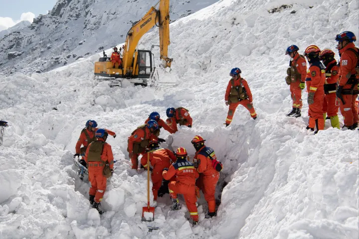 Legalább 28-an meghaltak Tibetben egy országútra zúduló lavinában