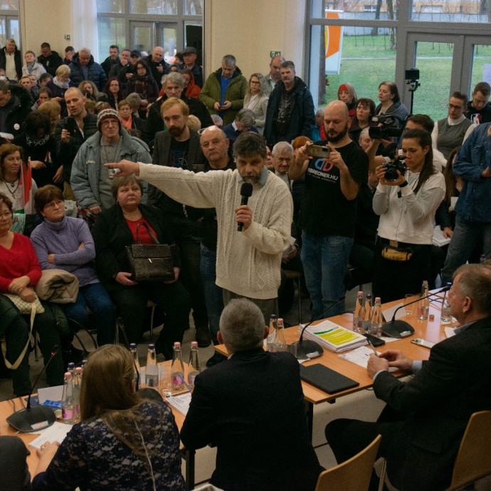 „Parasztfelkelésre van szükség a gyár ellen” – tettlegességig fajult a közmeghallgatás a debreceni akkuüzemről