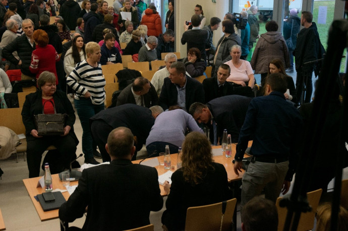A leütött nő, miután ráesett a háttal ülő szakértők asztalára. Fotó: Szabó Milán