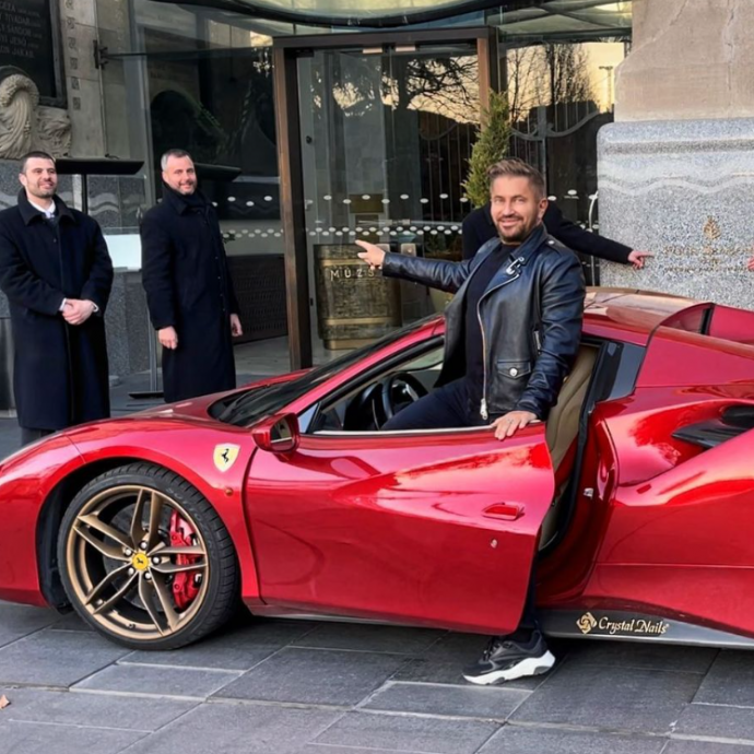 Kis alföldi faluból indult, ma már százezrek előtt villog Ferrarijaival a legkülöncebb magyar multimilliárdos