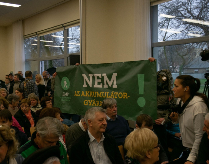 Az LMP aktivistái a meghallgatás kezdete előtt. Fotó: Szabó Milán