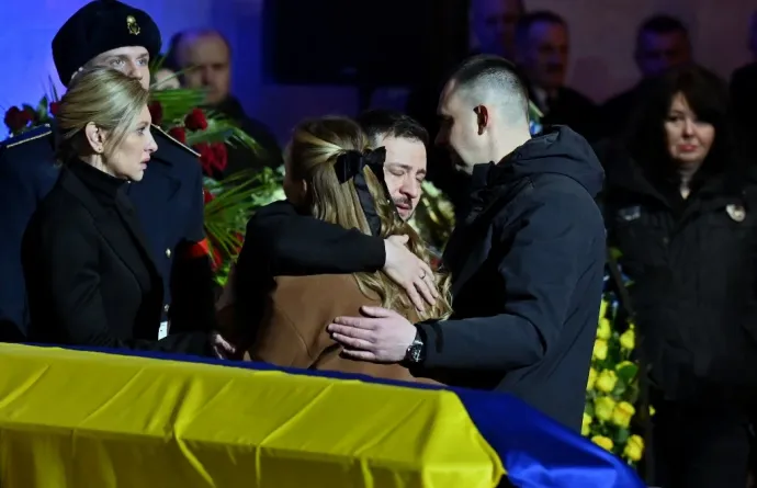 Az ukrán elnök, Volodimir Zelenszkij és felesége, Olena Zelenszkij részvétüket fejezik ki a helikopter-balesetben elhunyt belügyminisztériumi munkatársak hozzátartozóinak a kijevi Ukrán Ház kulturális központban tartott megemlékezésen 2023. január 21-én – Fotó: Sergei Supinsky / AFP or licensors
