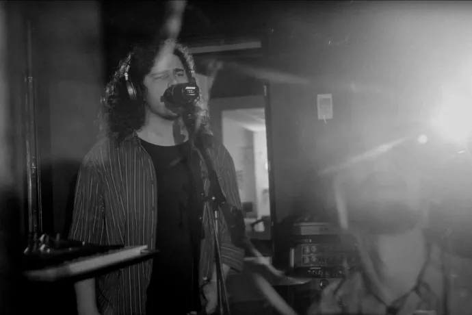 Legfrissebb dalával Cseh Tamás előtt tiszteleg a Szintaxis zenekar