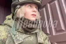 Egy orosz propagandista levideózta, ahogy lábon lövik Szoledarban