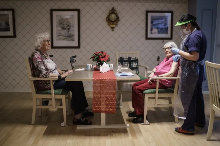Két idős nő az Attendo egyik göteborgi idősek otthonában megkapja a Pfizer–BioNtech Covid–19-vakcina első adagját 2021. január 7-én a svédországi Göteborgban – Fotó: Fredrik Lerneryd / Getty Images