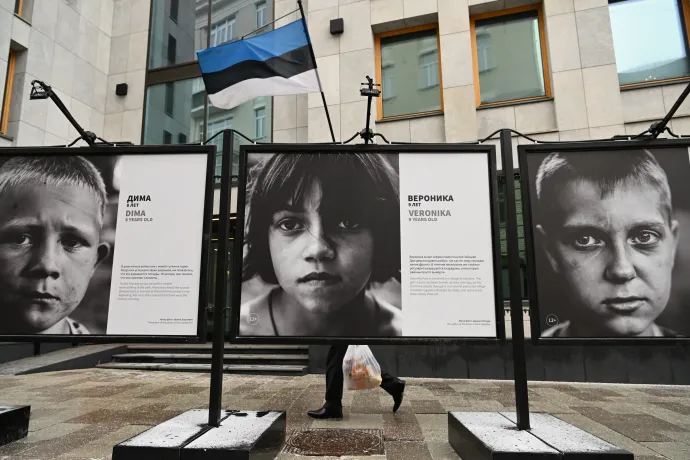 Donbass gyermekei című szabadtéri fotókiállítás a moszkvai észt konzulátus előtt 2023. január 23-án – Fotó: Kirill Kudryavtsev / AFP