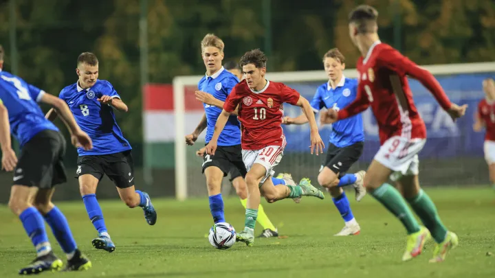 Szűcs (10) a korosztályos válogatott mezében gyorsít fel az Észtország elleni U17-es meccsen, 2021. október 22-én, Telkiben – Fotó: Barbara Gabriella / EMSport