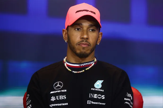 Banánnal dobálták és rasszista beszólásokkal bántották Lewis Hamiltont az iskolában