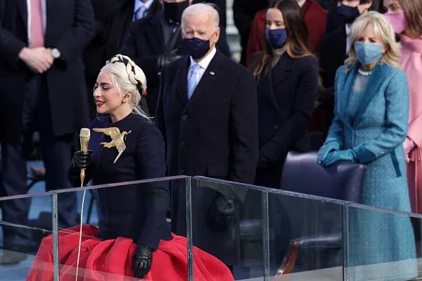 Lady Gaga és a kitűző énekelnek Joe Biden amerikai elnök beiktatásán 2021. január 20-án – Fotó: Alex Wong / Getty Images