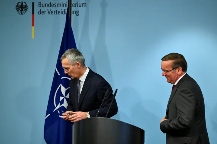 Jens Stoltenberg NATO-főtitkár és Boris Pistorius német védelmi miniszter a berlini védelmi minisztériumban – Fotó: Annegret Hilse / Reuters 