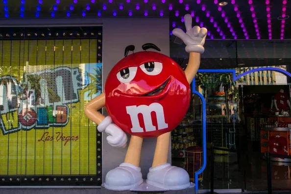 Az M&M's marketingjét a Twitter írja: annyian szóltak be a cég reklámjaira, hogy végül inkább kirúgták a beszélő drazsékat