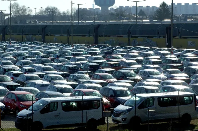 Hamis adásvételikkel csökkentette adóját egy használt autókkal kereskedő cég